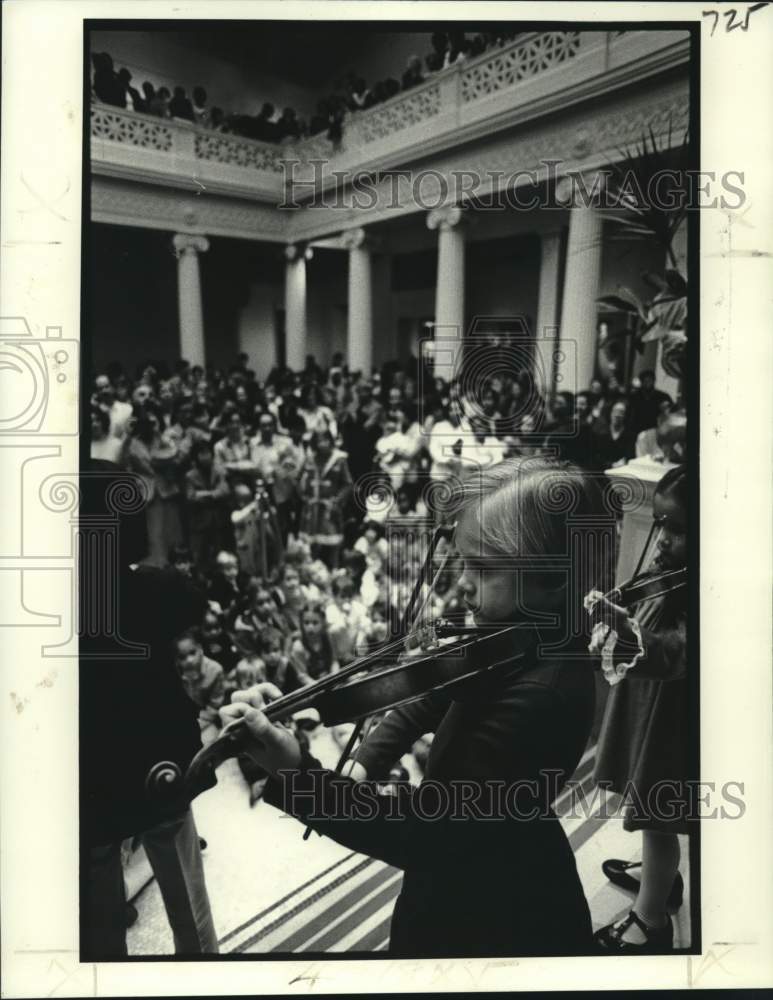 Load image into Gallery viewer, 1979 Press Photo Tulane Suzuki Violin school students, New Orleans Museum of Art
