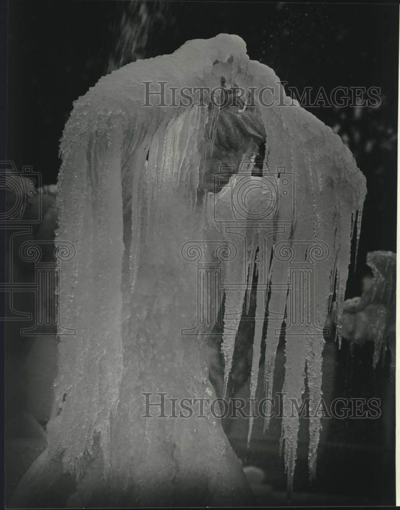 1981 Press Photo Statues are icy form in front of Lake front airport- Historic Images