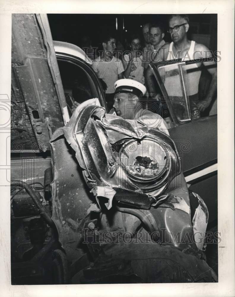 1963 Press Photo Accident victim assisted by F/Lt. Henry Engelbracht