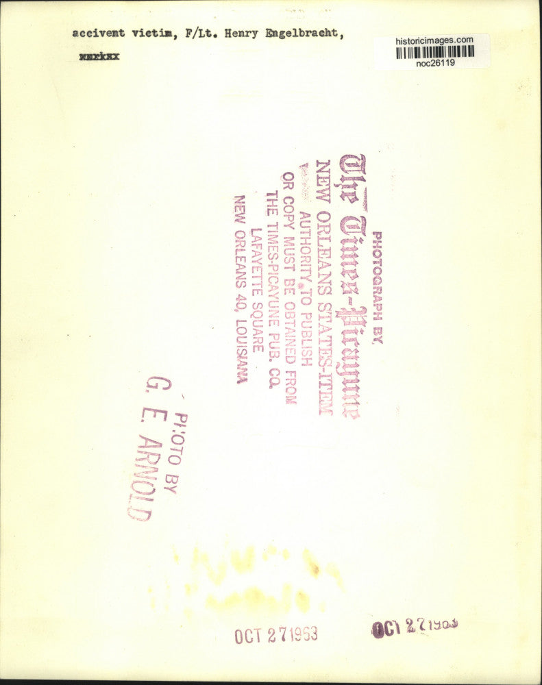 Load image into Gallery viewer, 1963 Press Photo Accident victim assisted by F/Lt. Henry Engelbracht
