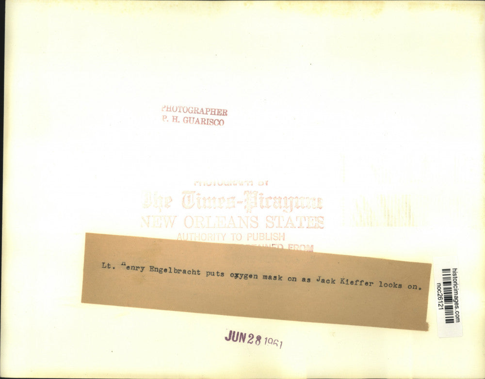 1961 Press Photo Lt. Henry Engelbract puts oxygen mask & Jack Kieffer looks on