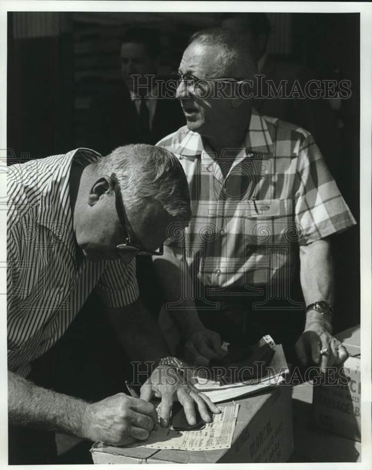 1969 Press Photo Gen. Raymond F. Hufft accepts Al Petitfils cases of canned food