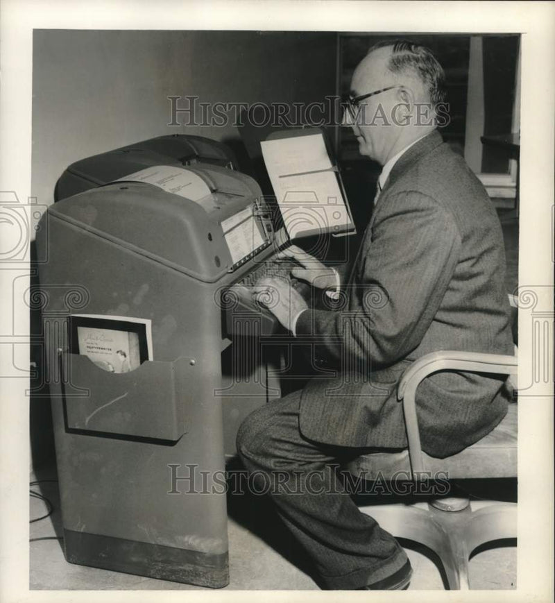 Load image into Gallery viewer, 1957 Press Photo Fire alarm supervisor Fred Ruckert at relay desk - noc26158
