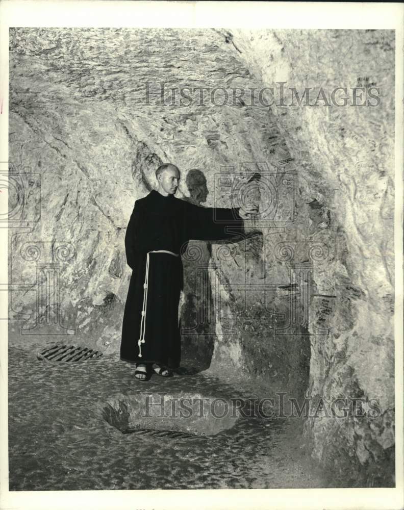Load image into Gallery viewer, 1971 Press Photo Friar James Hendon shows grotto of St. Anne in Nazareth.

