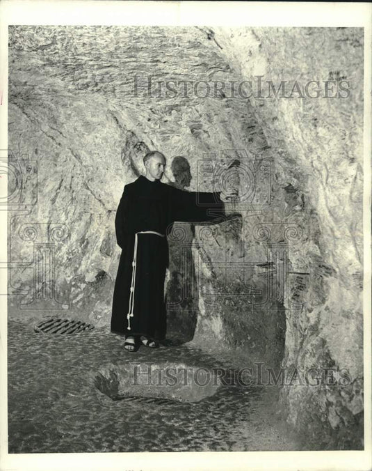 1971 Press Photo Friar James Hendon shows grotto of St. Anne in Nazareth.