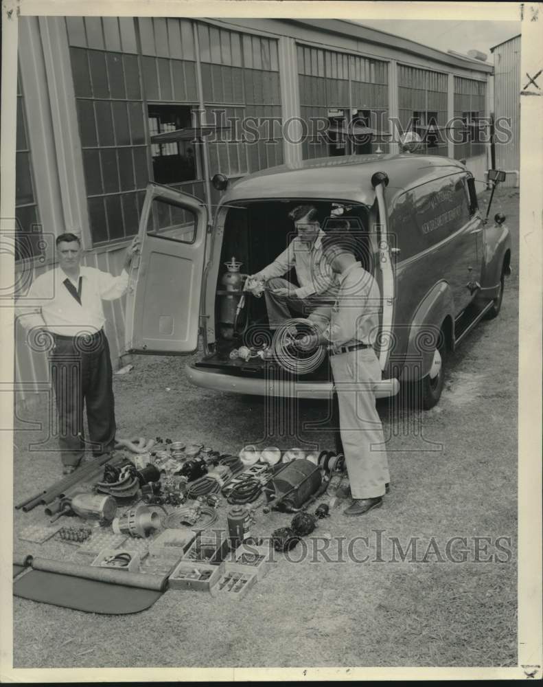 1954 Press Photo New Orleans Fire Department Supervisor William Zeringue and men