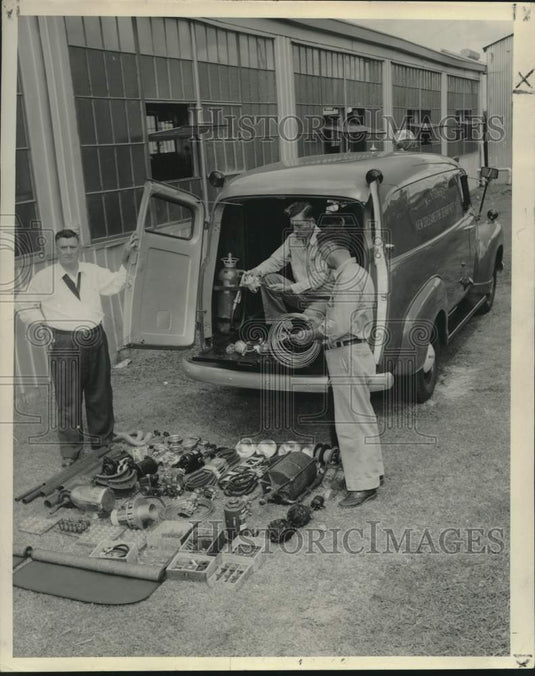1954 Press Photo New Orleans Fire Department Supervisor William Zeringue and men