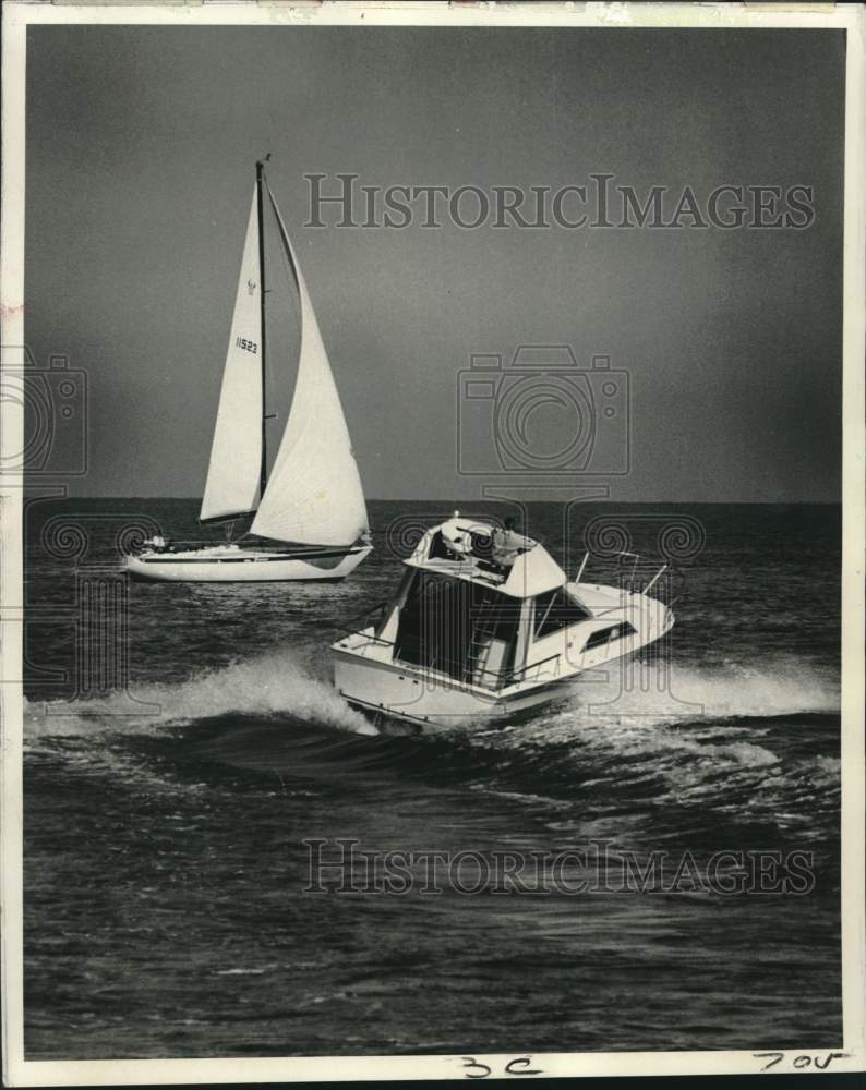 1973 Press Photo Small sailboat &amp; giant cabin cruiser can be seen at Rivergate.