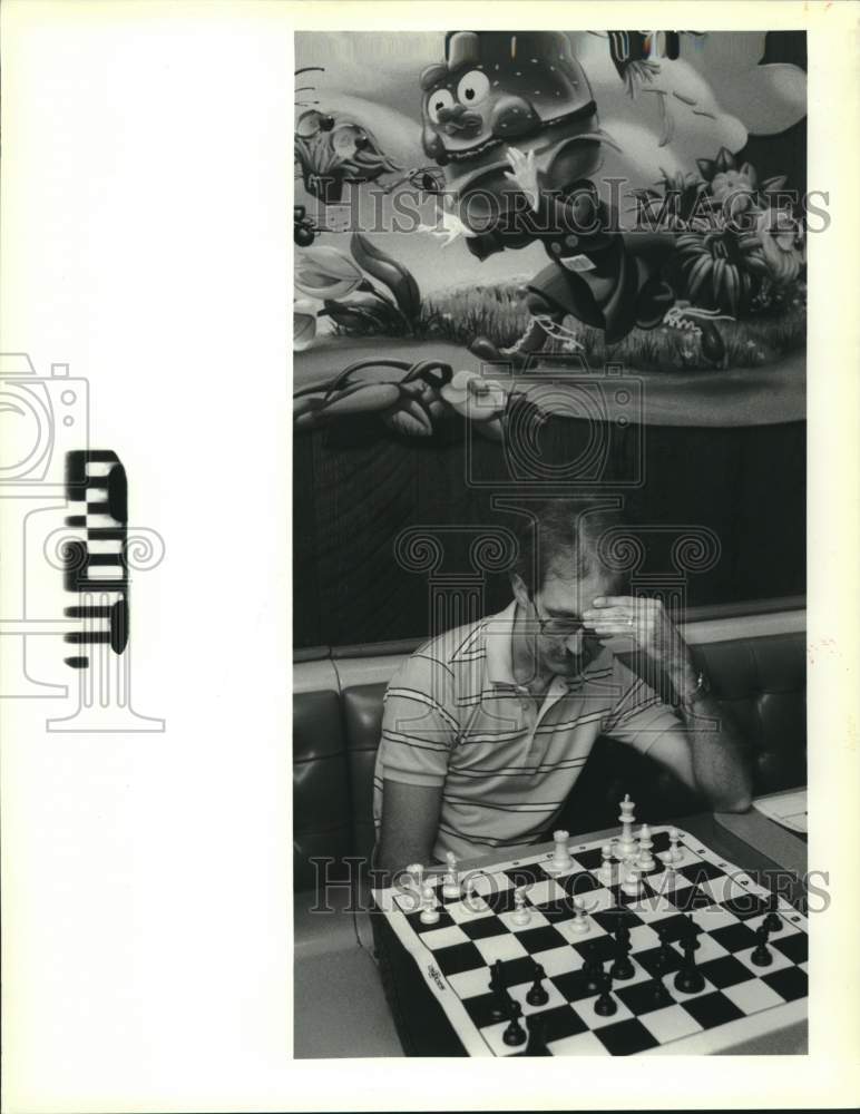 1988 Press Photo Mike Laviolette at meeting of the New Orleans Chess Club- Historic Images