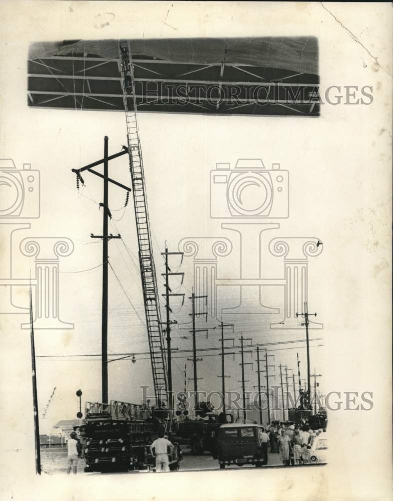 Load image into Gallery viewer, 1965 Press Photo New Orleans Fire Department rescue trapped overpass workers
