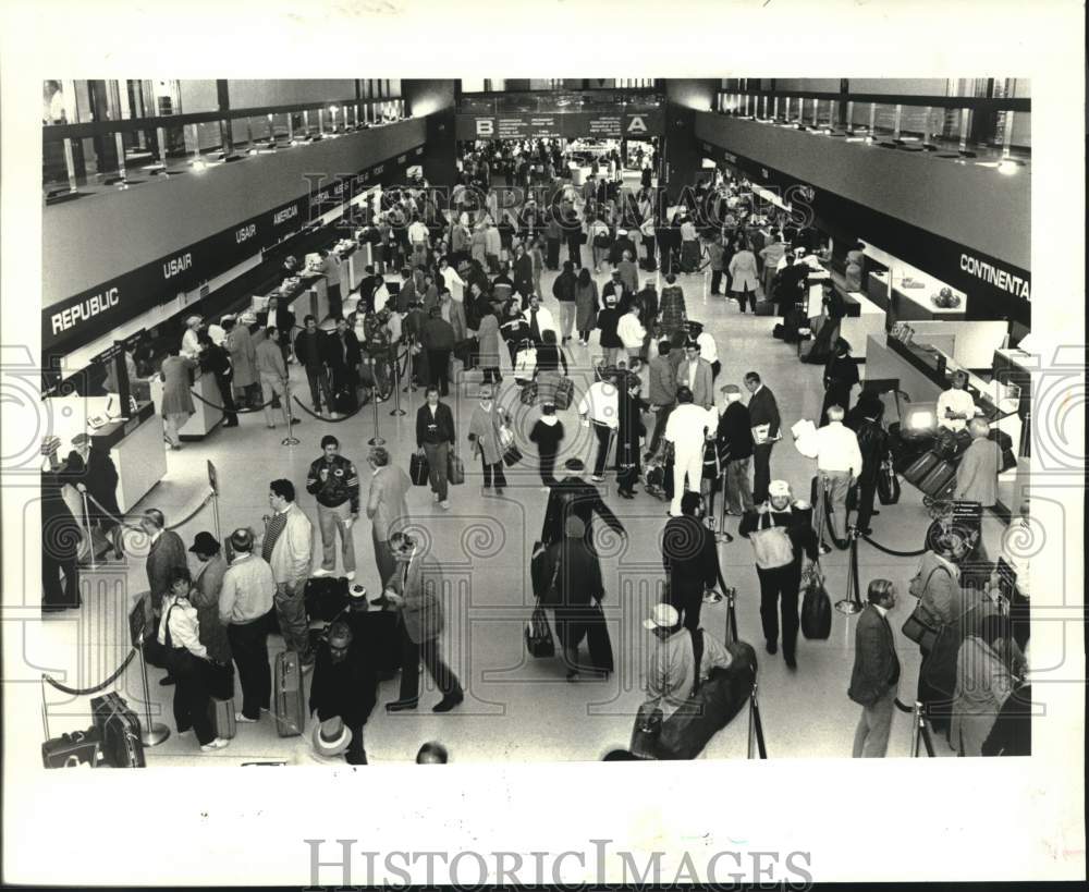 1986 Press Photo New Orleans International Airport crowds. - noc26486- Historic Images