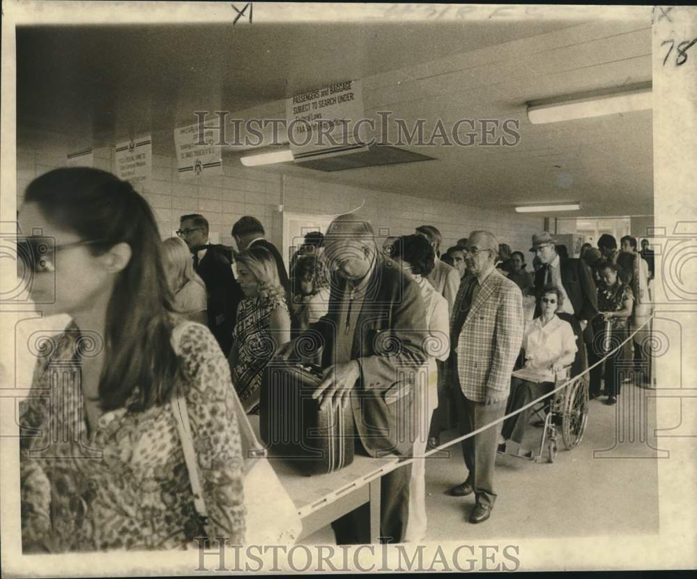 1972 Press Photo New Orleans Airport passengers in anti-hijacking metal detector- Historic Images