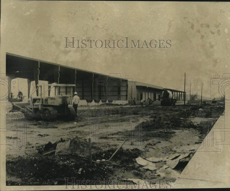Load image into Gallery viewer, 1972 Press Photo Moisant Airport new cargo complex construction - noc26537
