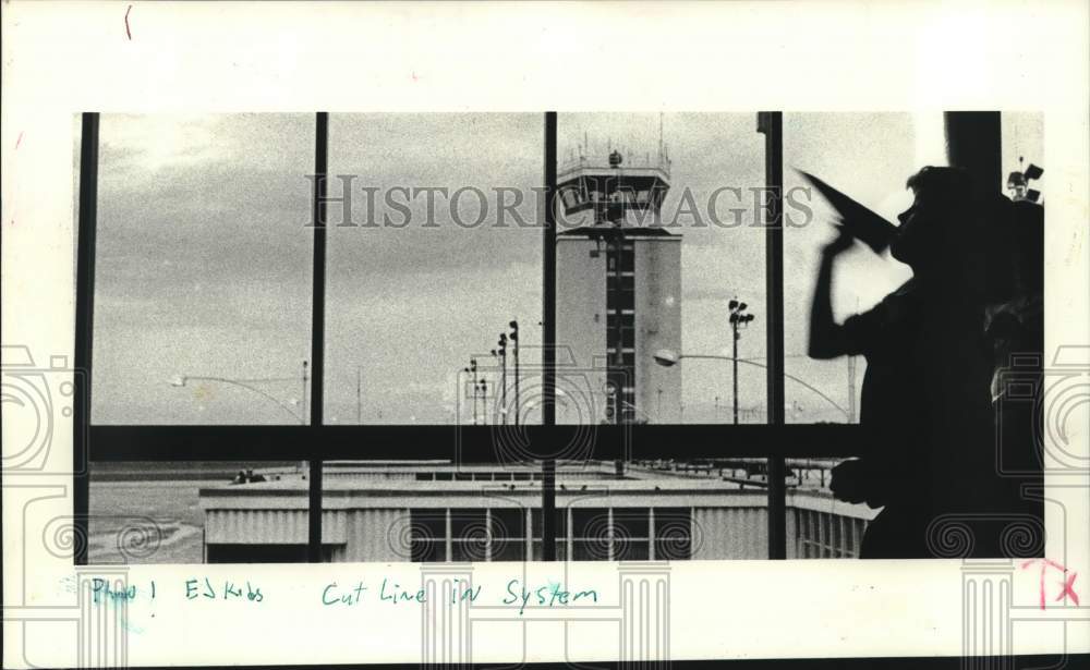 1986 Press Photo Looking out the window at New Orleans International Airport- Historic Images