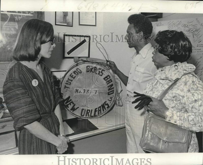 Load image into Gallery viewer, 1977 Press Photo Delegates inspect Emile Knox' drum at New Orleans Jazz Museum
