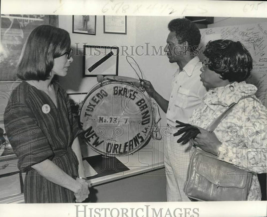 1977 Press Photo Delegates inspect Emile Knox' drum at New Orleans Jazz Museum