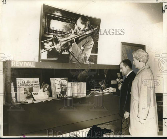 1969 Press Photo Doctor and Mrs. Francis Pifore tour at New Orleans Jazz Museum