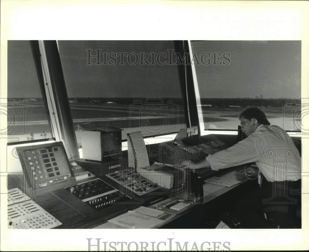 1988 Press Photo Air traffic controller Richard Smith at New Orleans Airport - Historic Images