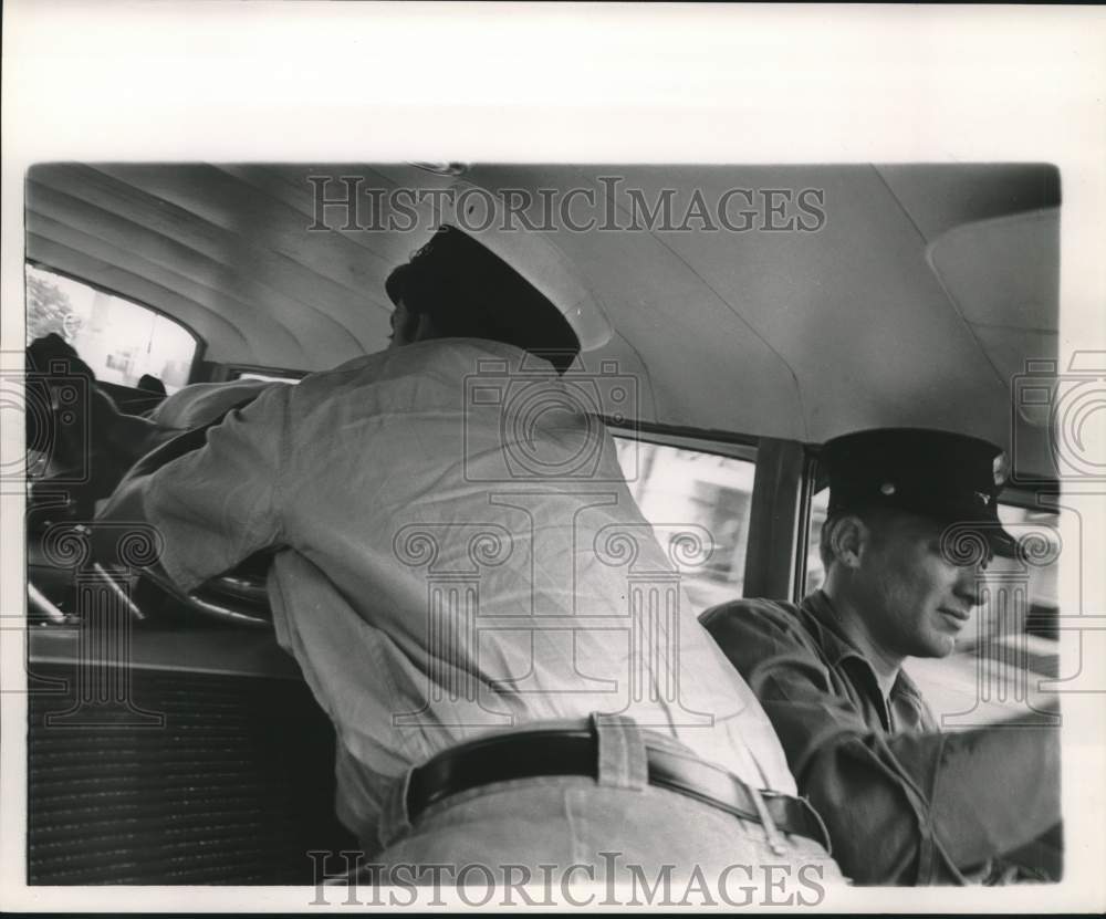 1963 Press Photo New Orleans Fire Department Lt. Nuccio and driver with victim