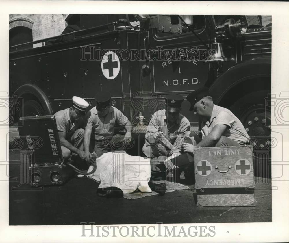 1963 Press Photo New Orleans Firemen work on victim. - noc26840