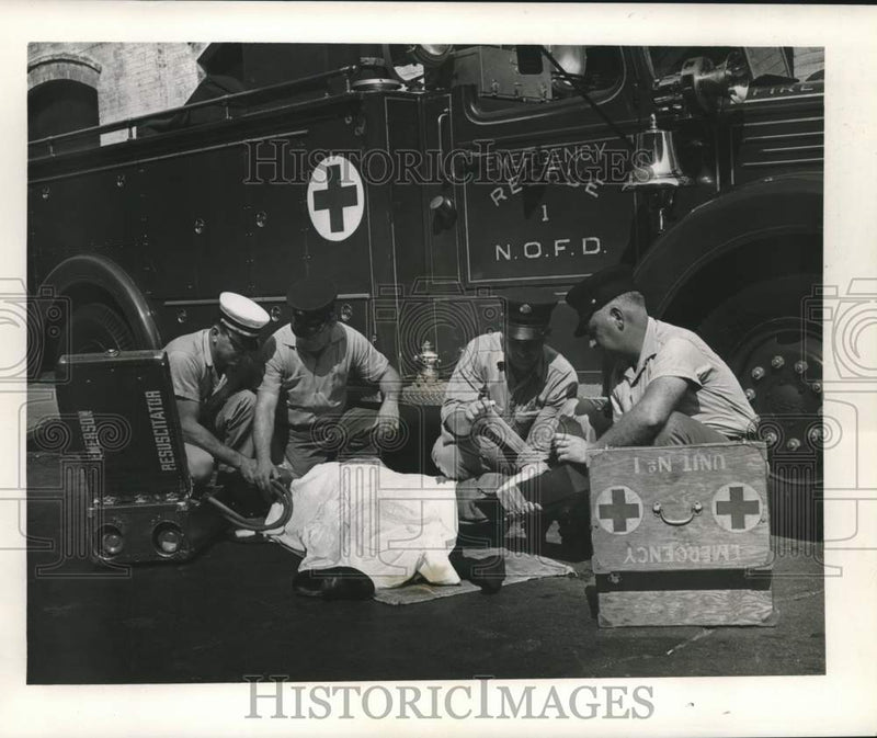 Load image into Gallery viewer, 1963 Press Photo New Orleans Firemen work on victim. - noc26840
