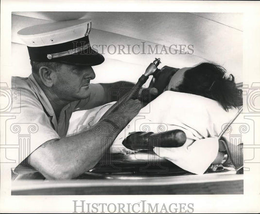1963 Press Photo New Orleans fireman Captain Sanchez aids asthma attack victim