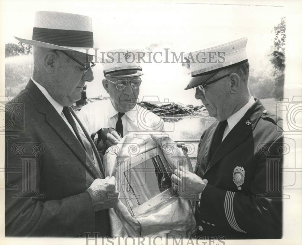 1961 Press Photo New Orleans Fire Department officials inspect suit headpiece
