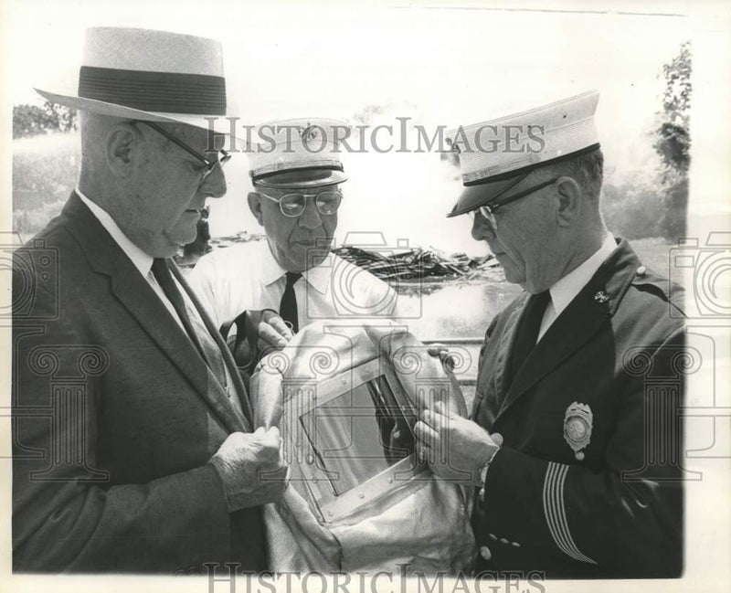 Load image into Gallery viewer, 1961 Press Photo New Orleans Fire Department officials inspect suit headpiece
