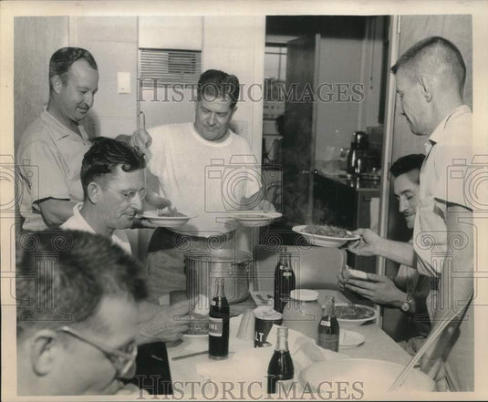1960 Press Photo Cookout at the New Orleans Fire Station on Rampart. - noc26854