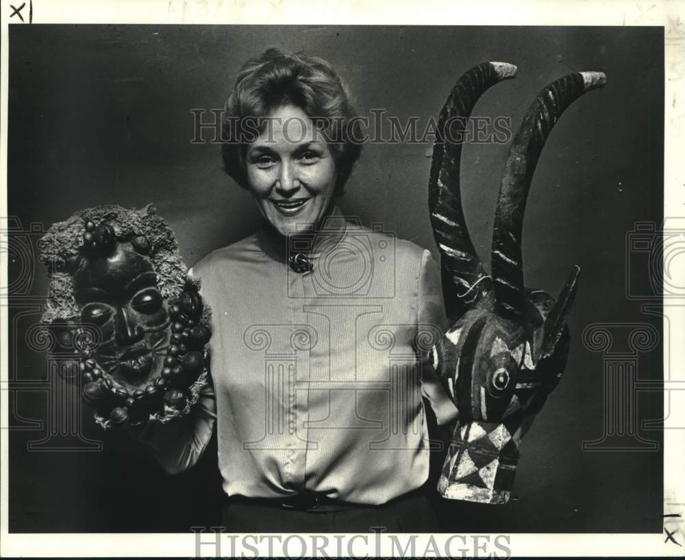 1981 Press Photo Ruth Bodenheimer with African masks auctioned by NOMA- Historic Images