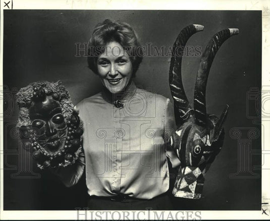 1981 Press Photo Ruth Bodenheimer with African masks auctioned by NOMA- Historic Images