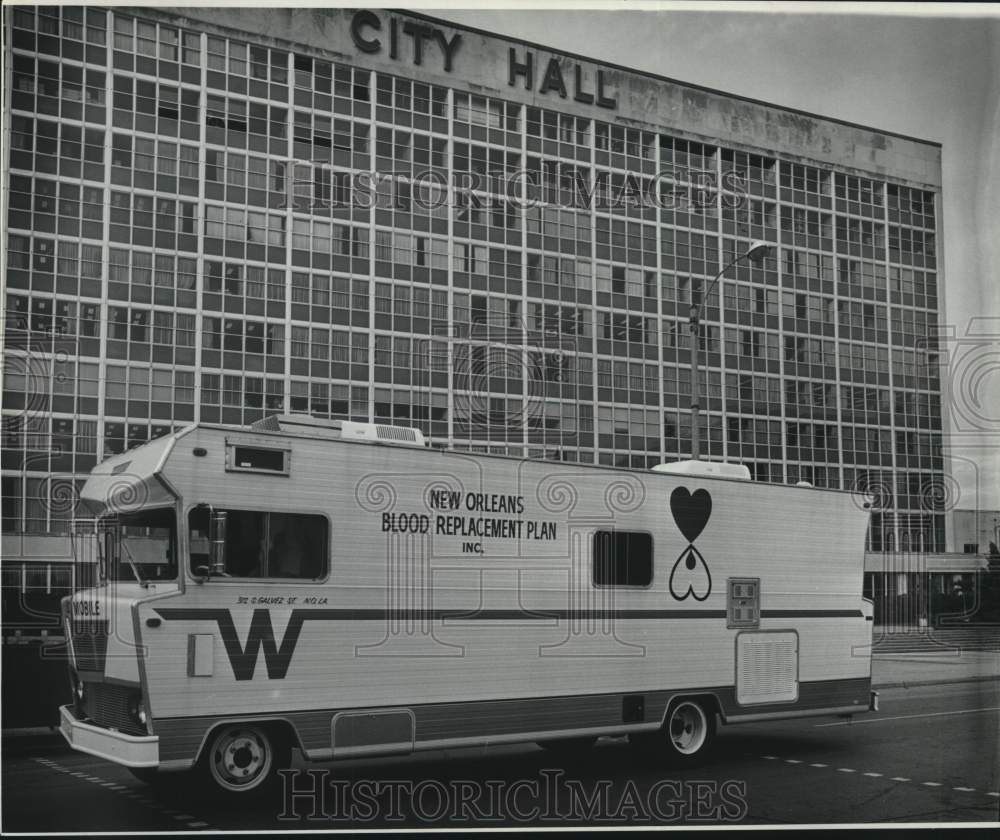 1971 Press Photo New Orleans Blood Replacement Plan Bloodmobile by City Hall