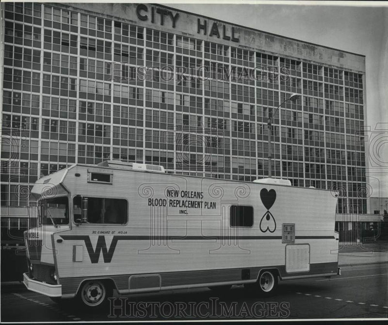 Load image into Gallery viewer, 1971 Press Photo New Orleans Blood Replacement Plan Bloodmobile by City Hall
