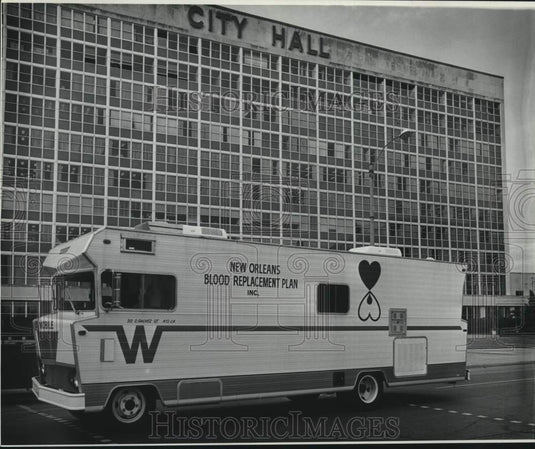 1971 Press Photo New Orleans Blood Replacement Plan Bloodmobile by City Hall