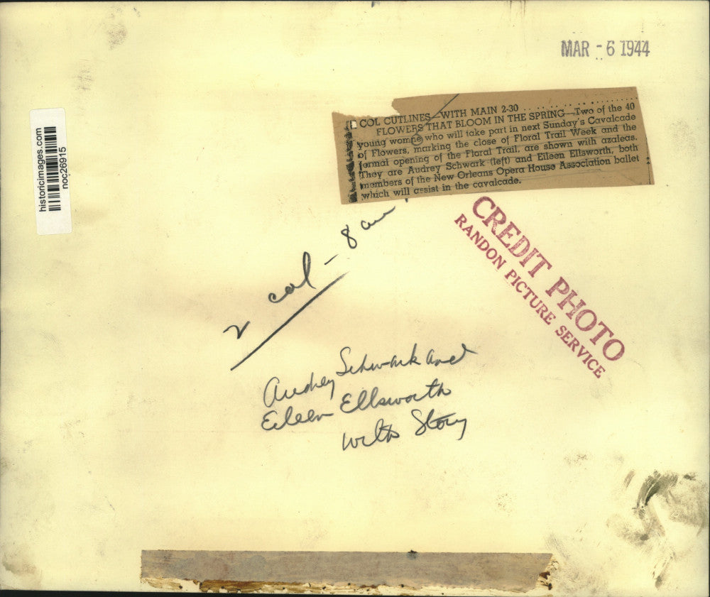 1944 Press Photo New Orleans Opera House members mark close of Floral Trail Week