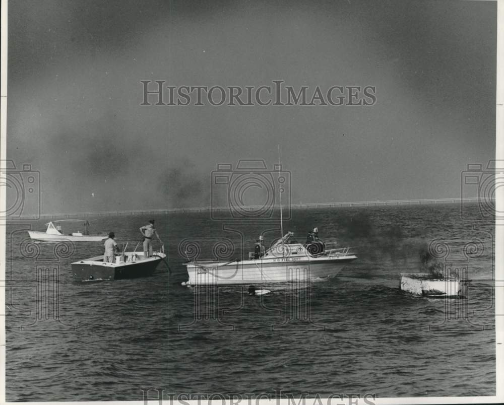 1969 Press Photo New Orleans fire department at boat fire - noc26965