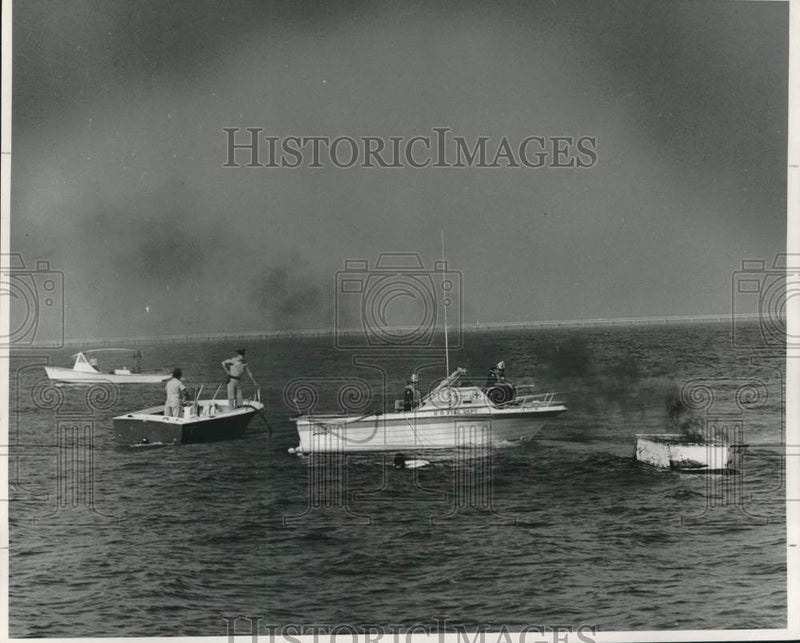 Load image into Gallery viewer, 1969 Press Photo New Orleans fire department at boat fire - noc26965
