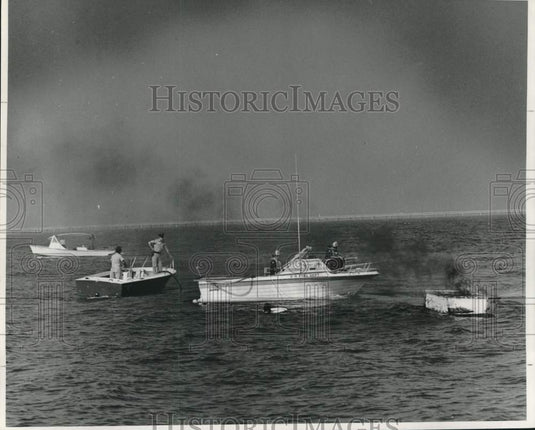 1969 Press Photo New Orleans fire department at boat fire - noc26965