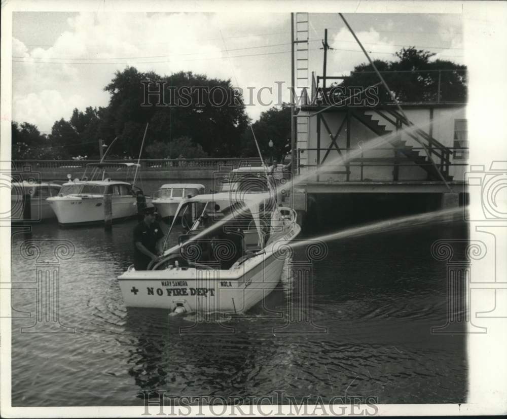 1969 Press Photo New Orleans Fire Department firemen test boat fire equipment