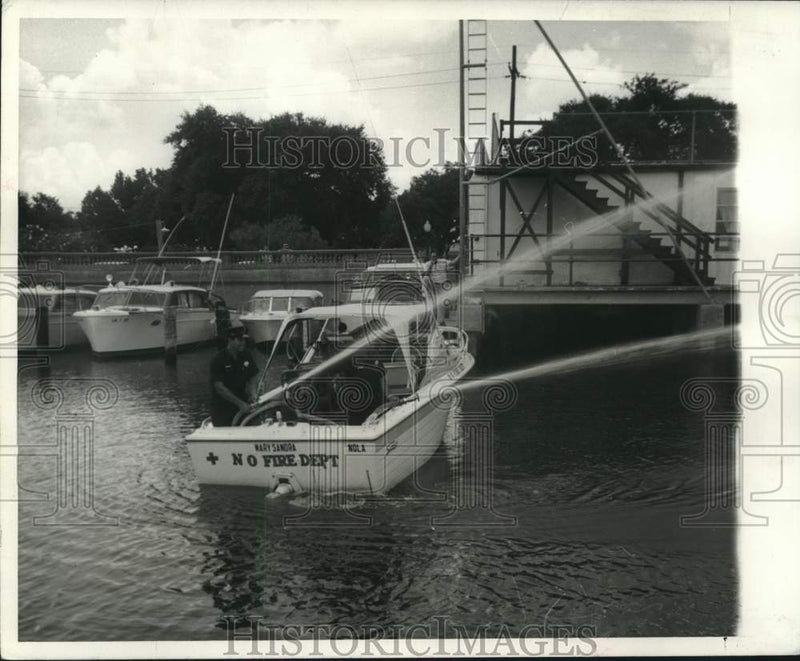 Load image into Gallery viewer, 1969 Press Photo New Orleans Fire Department firemen test boat fire equipment

