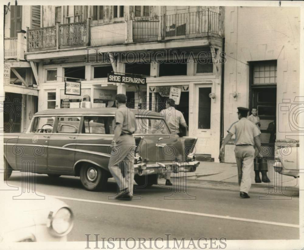 1966 Press Photo New Orleans firemen return from photo trip in Chief's car.