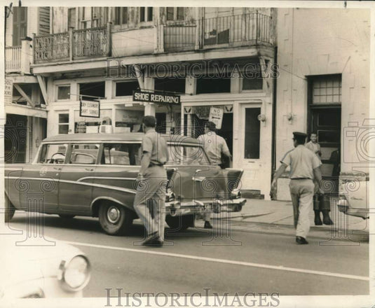 1966 Press Photo New Orleans firemen return from photo trip in Chief's car.
