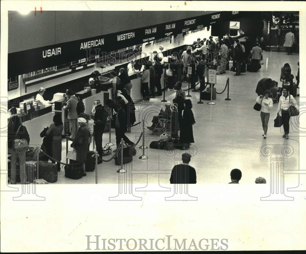 1985 Press Photo Travelers in line at New Orleans International Airport- Historic Images