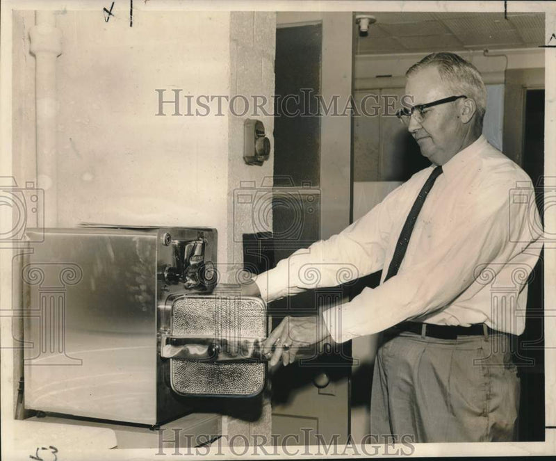 Load image into Gallery viewer, 1960 Press Photo John Pritchett inspects hot air fumigator at Moisant Airport
