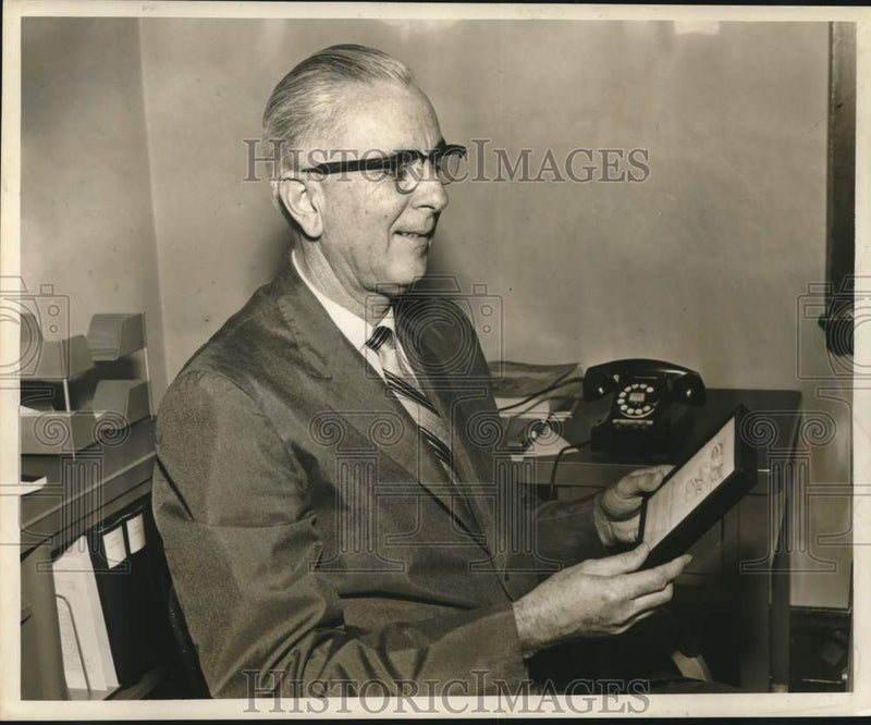 Load image into Gallery viewer, 1960 Press Photo S.R. Morris views snail display-Plant Quarantine Masonic Temple
