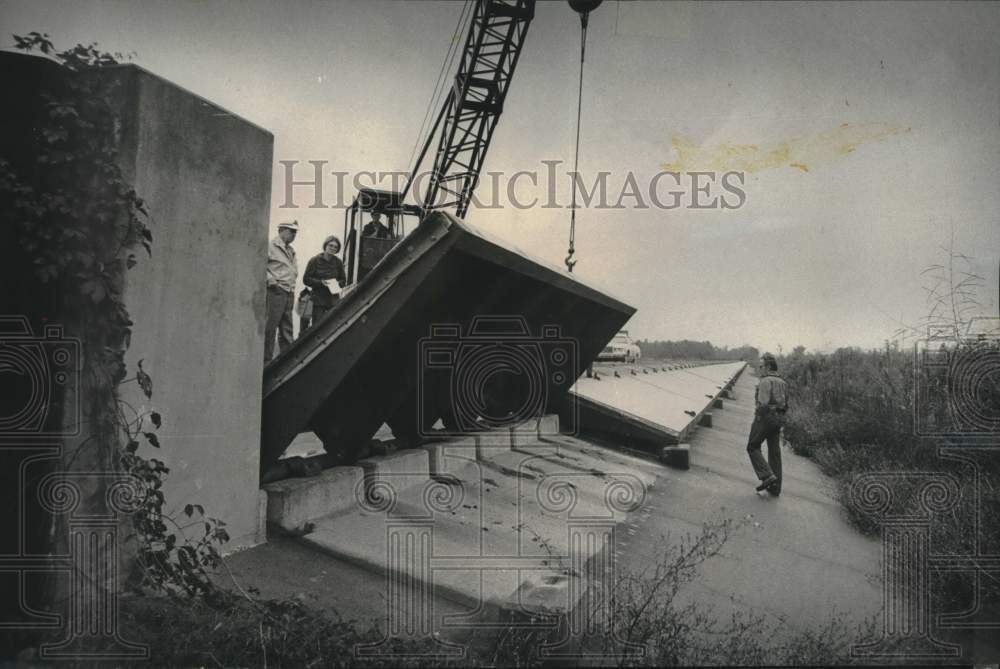 1975 Press Photo Lifting a gate of collapsible levee at New Orleans Airport