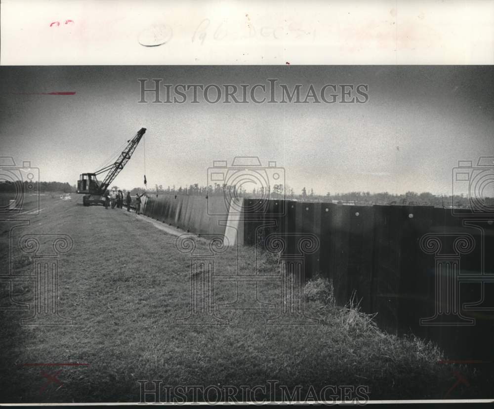 1975 Press Photo New Orleans Airport collapsible levee raised to 1800 feet- Historic Images