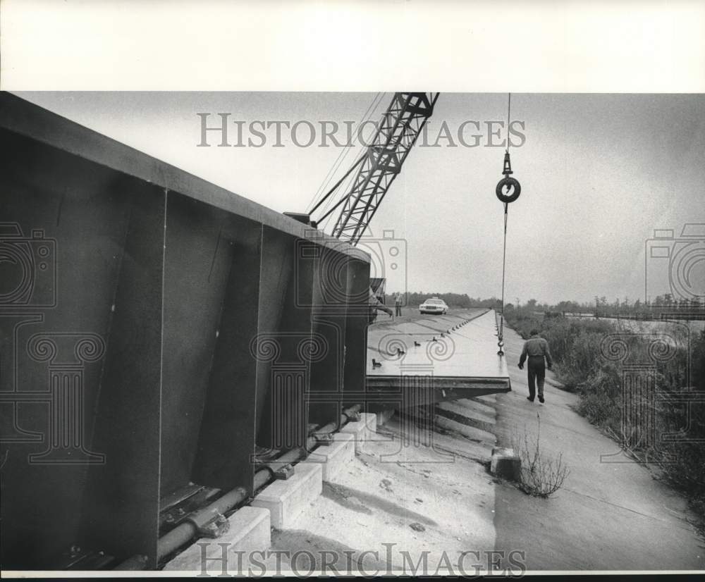 1975 Press Photo Crane lifts gate of New Orleans Airport collapsible - Historic Images