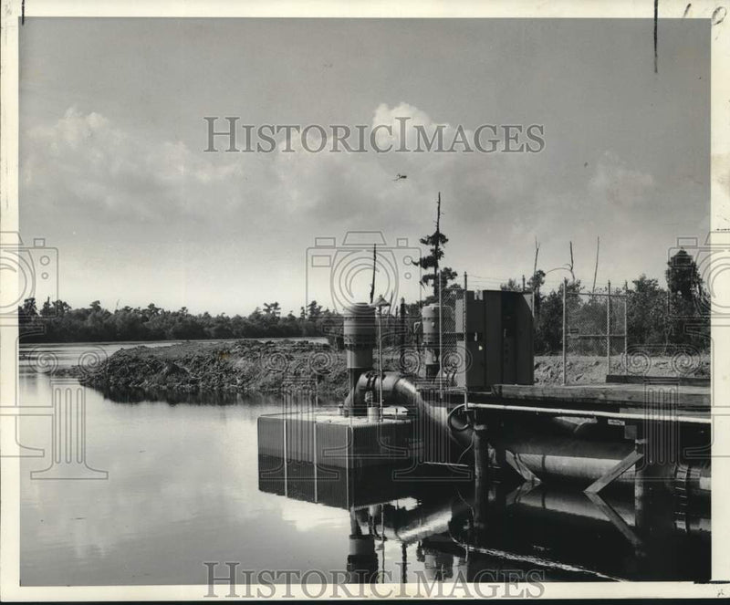 Load image into Gallery viewer, 1960 Press Photo General view of water pump in New Orleans East - noc27045
