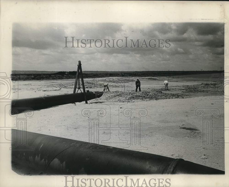 Load image into Gallery viewer, 1960 Press Photo Boatriders pick up shells along Highway 10 roadbed, Paris Road
